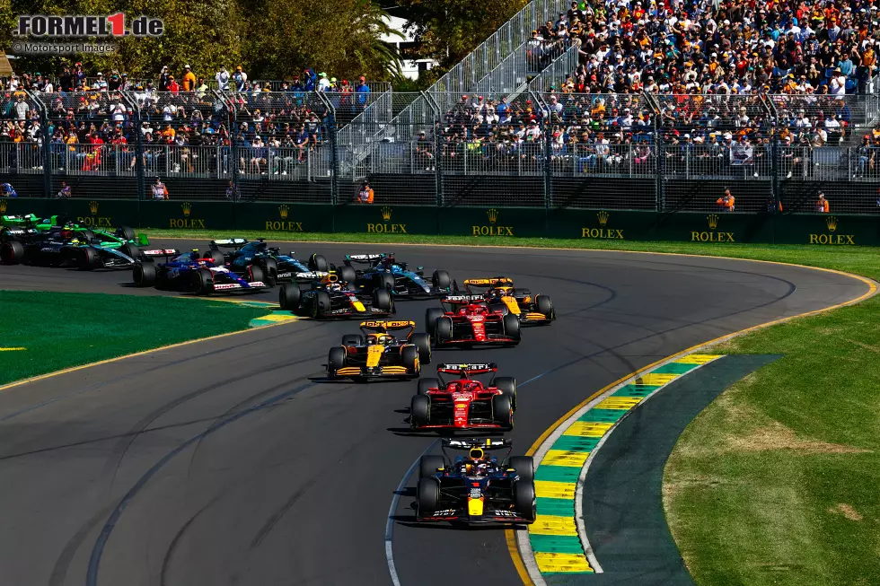 Foto zur News: Max Verstappen (Red Bull), Carlos Sainz (Ferrari), Lando Norris (McLaren), Charles Leclerc (Ferrari) und Oscar Piastri (McLaren)