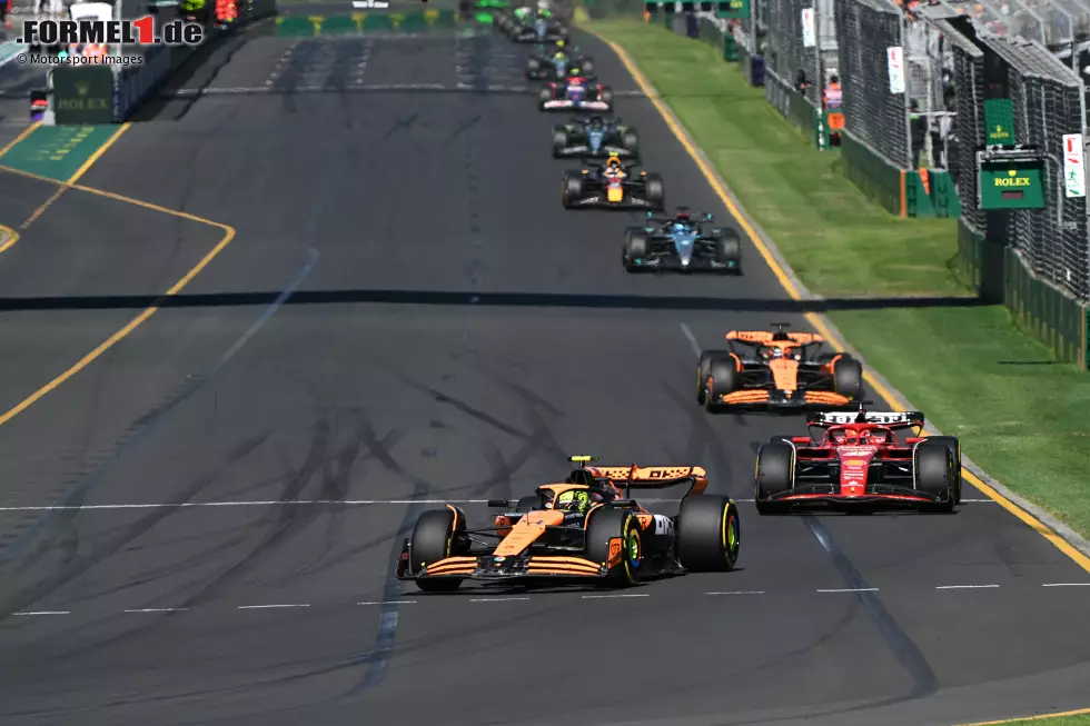 Foto zur News: Lando Norris (McLaren), Charles Leclerc (Ferrari) und Oscar Piastri (McLaren)