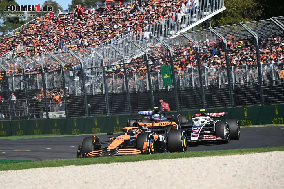 Foto zur News: Oscar Piastri (McLaren), Nico Hülkenberg (Haas) und Pierre Gasly (Alpine)