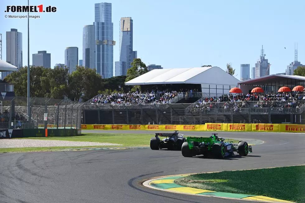 Foto zur News: Valtteri Bottas (Sauber) und Kevin Magnussen (Haas)