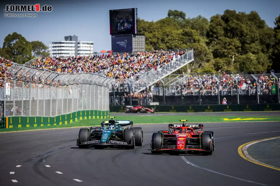 Foto zur News: Carlos Sainz (Ferrari) und Fernando Alonso (Aston Martin)