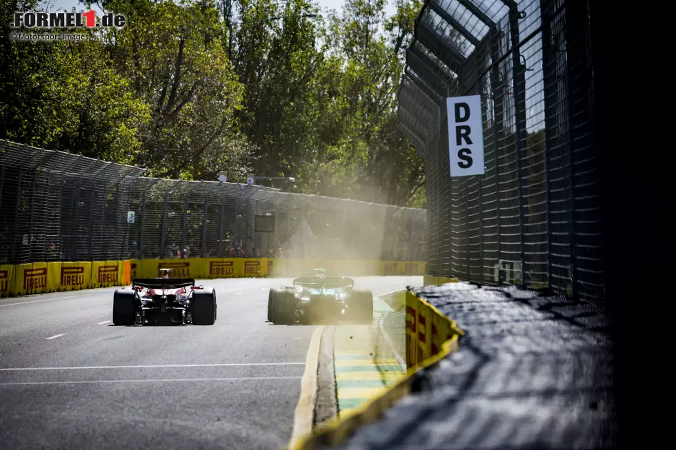 Foto zur News: Carlos Sainz (Ferrari) und Fernando Alonso (Aston Martin)