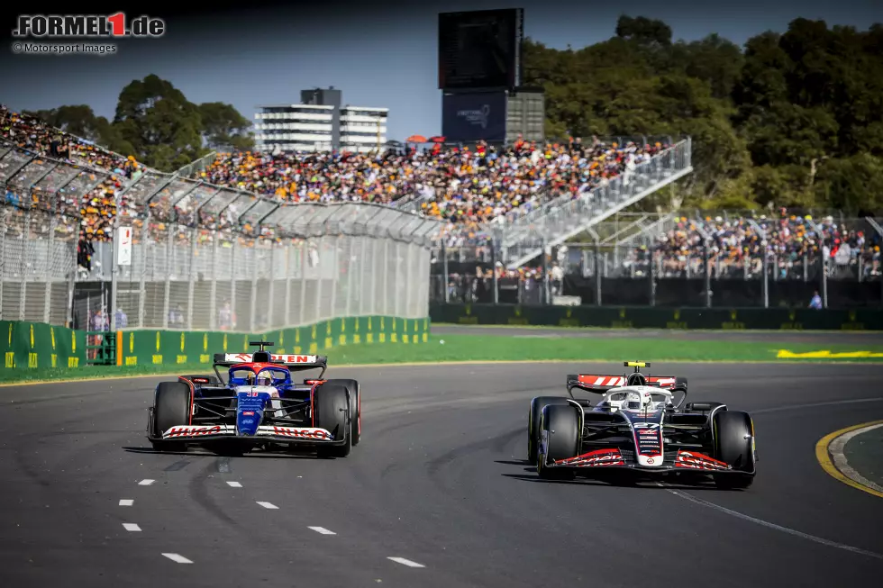 Foto zur News: Nico Hülkenberg (Haas) und Daniel Ricciardo (Racing Bulls)