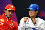 Foto zur News: Carlos Sainz (Ferrari) und Yuki Tsunoda (Racing Bulls)