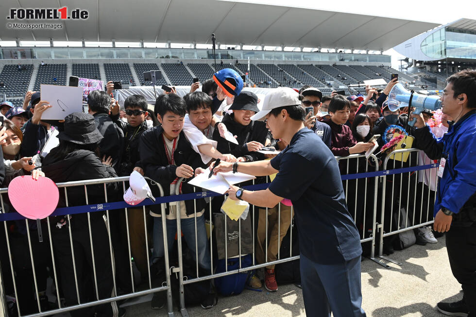 Foto zur News: Yuki Tsunoda (Racing Bulls) mit Fans