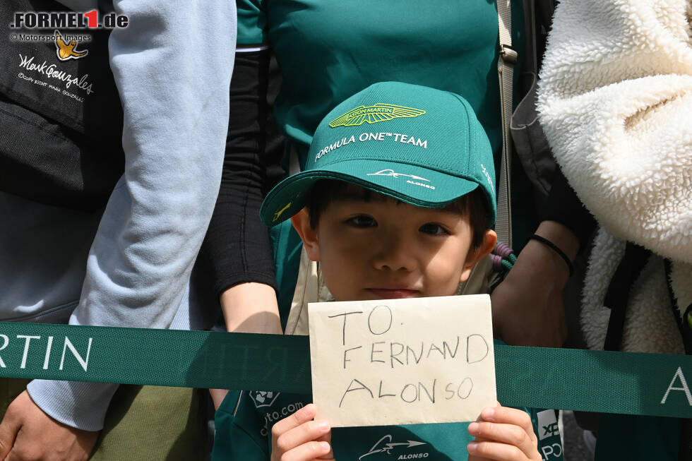 Foto zur News: Fan von Fernando Alonso (Aston Martin)