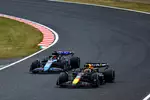 Foto zur News: Max Verstappen (Red Bull) und Esteban Ocon (Alpine)