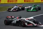 Foto zur News: Guanyu Zhou (Sauber), Kevin Magnussen (Haas) und Nico Hülkenberg (Haas)