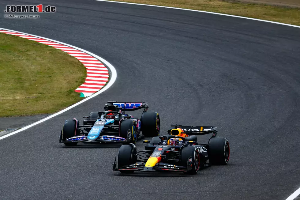 Foto zur News: Max Verstappen (Red Bull) und Esteban Ocon (Alpine)