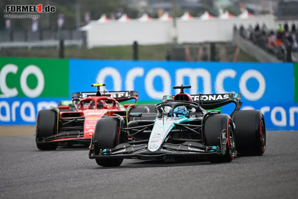 Foto zur News: George Russell (Mercedes) und Carlos Sainz (Ferrari)