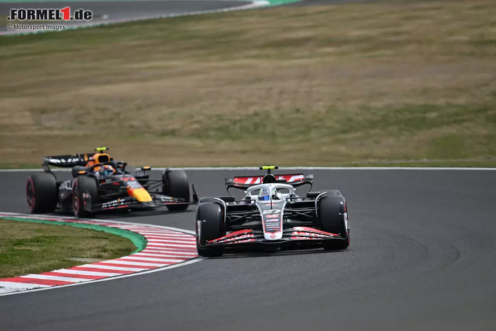 Foto zur News: Nico Hülkenberg (Haas) und Sergio Perez (Red Bull)