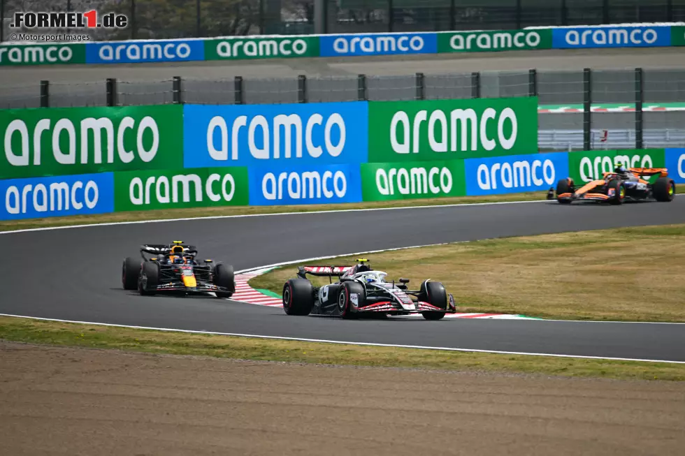 Foto zur News: Nico Hülkenberg (Haas) und Sergio Perez (Red Bull)