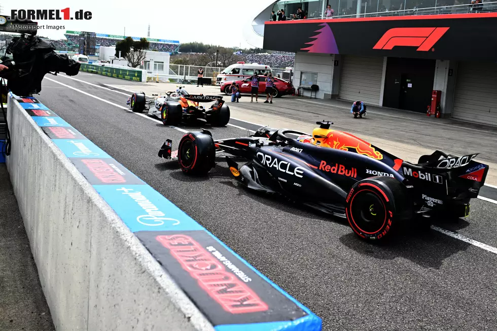 Foto zur News: Lando Norris (McLaren) und Max Verstappen (Red Bull)