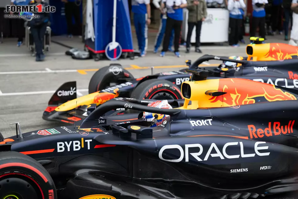 Foto zur News: Max Verstappen (Red Bull) und Sergio Perez (Red Bull)