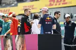 Foto zur News: Nico Hülkenberg (Haas) und Max Verstappen (Red Bull)