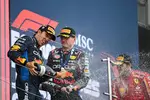 Foto zur News: Sergio Perez (Red Bull) und Max Verstappen (Red Bull)