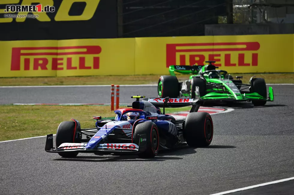 Foto zur News: Yuki Tsunoda (Racing Bulls) und Valtteri Bottas (Sauber)