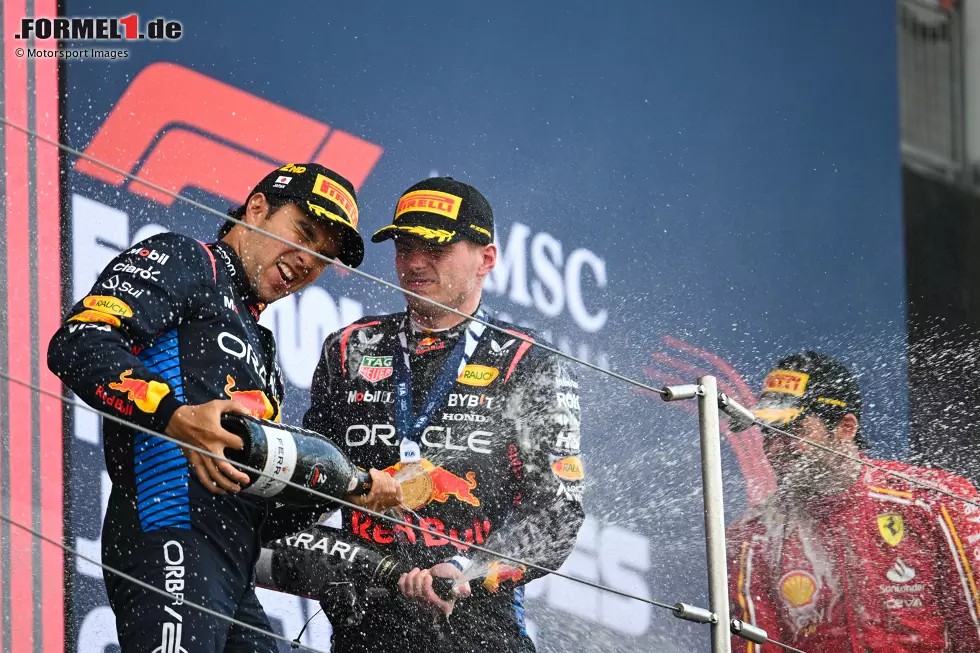 Foto zur News: Sergio Perez (Red Bull) und Max Verstappen (Red Bull)