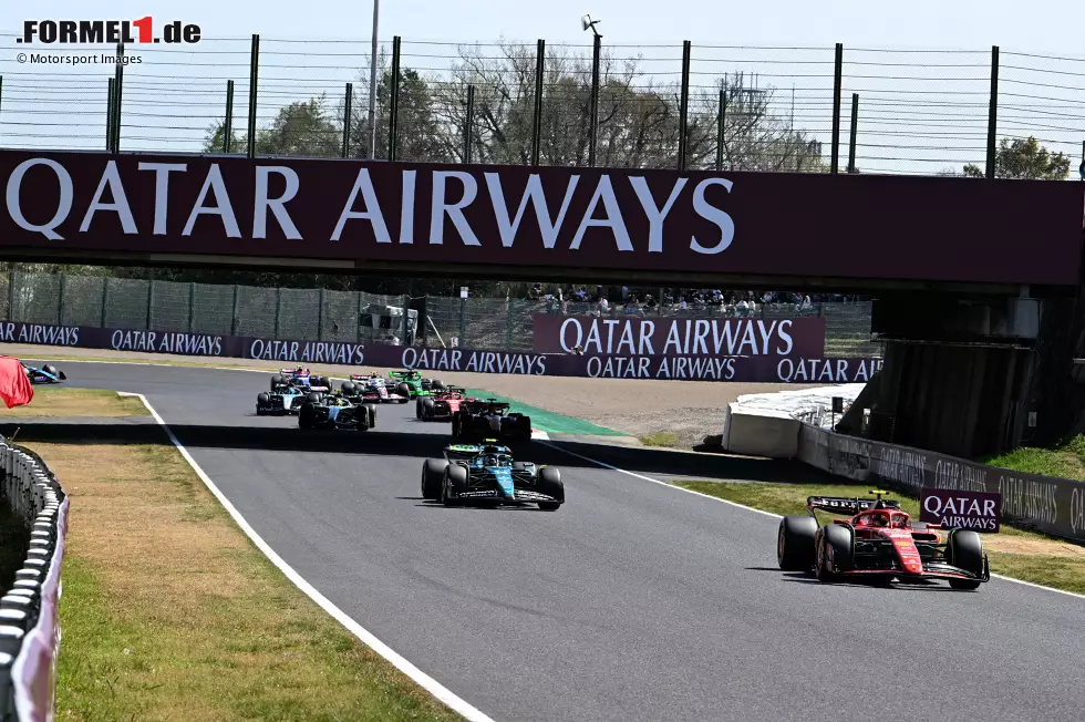 Foto zur News: Carlos Sainz (Ferrari) und Fernando Alonso (Aston Martin)