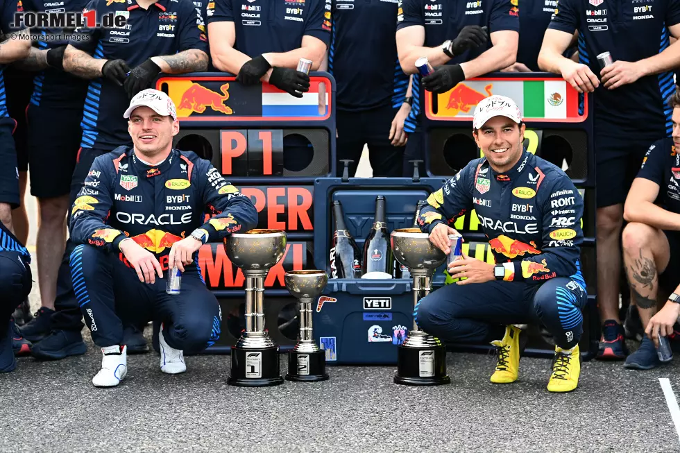 Foto zur News: Max Verstappen (Red Bull) und Sergio Perez (Red Bull)