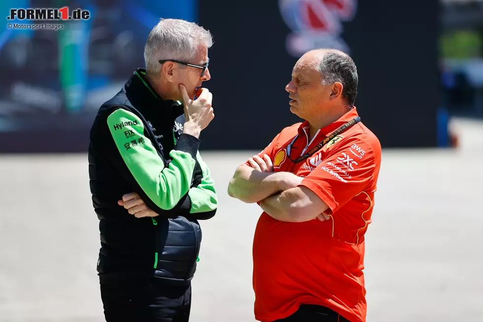 Foto zur News: Alessandro Alunni Bravi (Sauber) mit Frederic Vasseur (Ferrari)