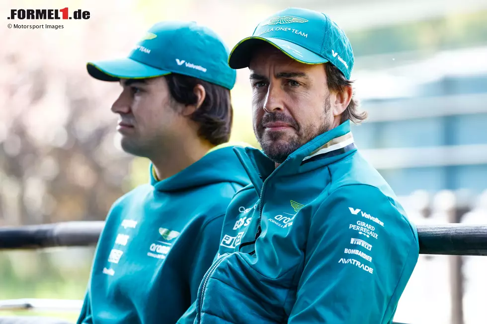 Foto zur News: Fernando Alonso (Aston Martin) und Lance Stroll (Aston Martin)