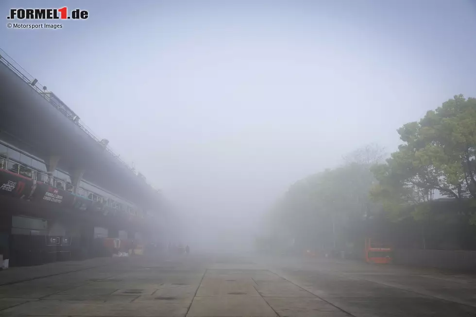 Foto zur News: Nebel im Fahrerlager in Schanghai