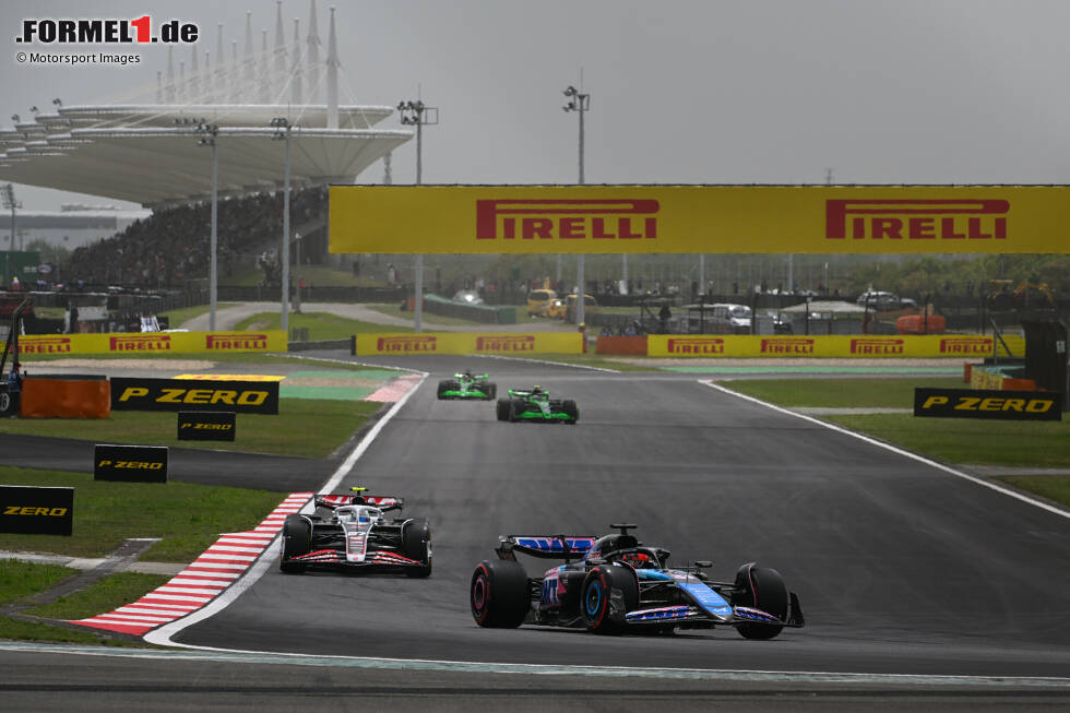 Foto zur News: Guanyu Zhou (Sauber), Esteban Ocon (Alpine) und Nico Hülkenberg (Haas)