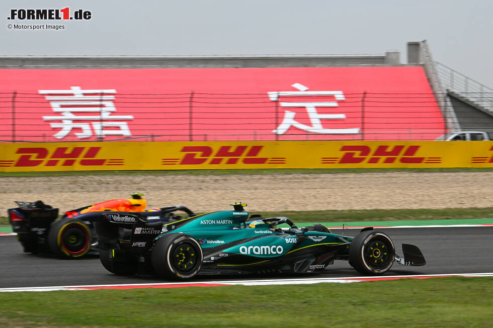 Foto zur News: Fernando Alonso (Aston Martin) und Sergio Perez (Red Bull)