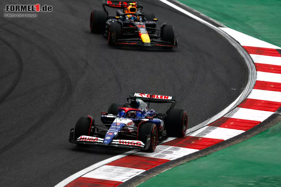 Foto zur News: Daniel Ricciardo (Racing Bulls) und Sergio Perez (Red Bull)