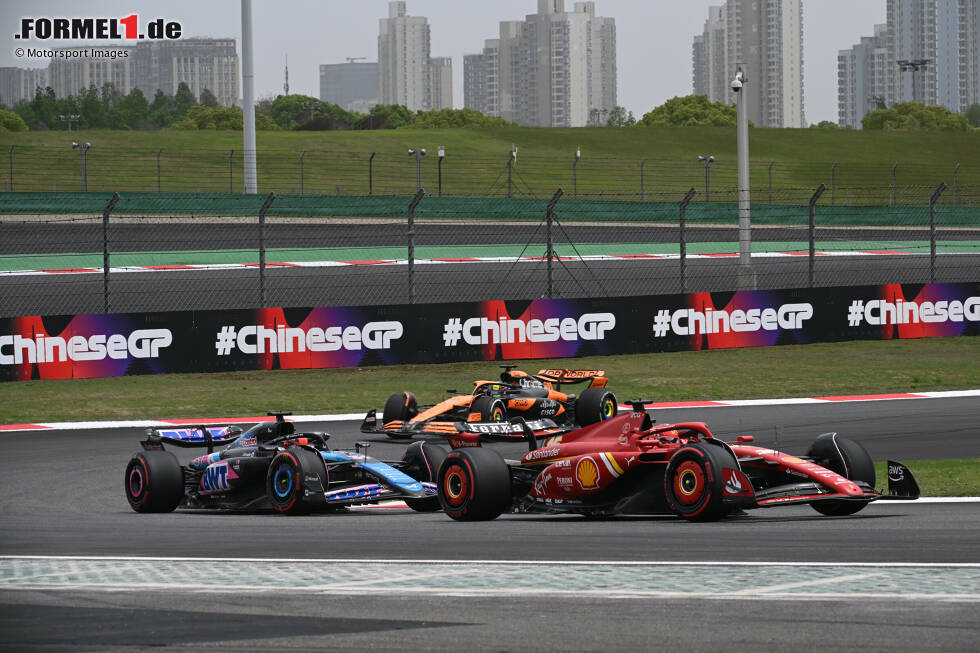 Foto zur News: Charles Leclerc (Ferrari), Esteban Ocon (Alpine) und Oscar Piastri (McLaren)