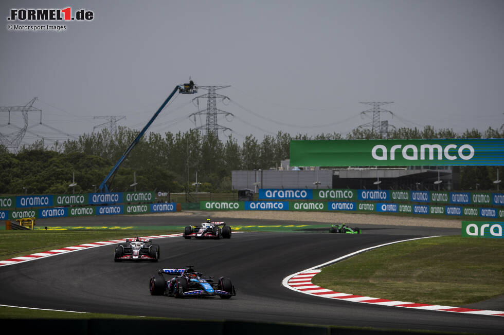 Foto zur News: Esteban Ocon (Alpine), Kevin Magnussen (Haas) und Nico Hülkenberg (Haas)