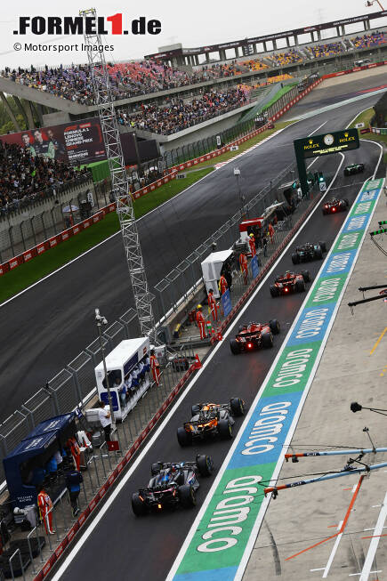 Foto zur News: Charles Leclerc (Ferrari), Oscar Piastri (McLaren) und Esteban Ocon (Alpine)