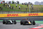 Foto zur News: Max Verstappen (Red Bull) und Lewis Hamilton (Mercedes)