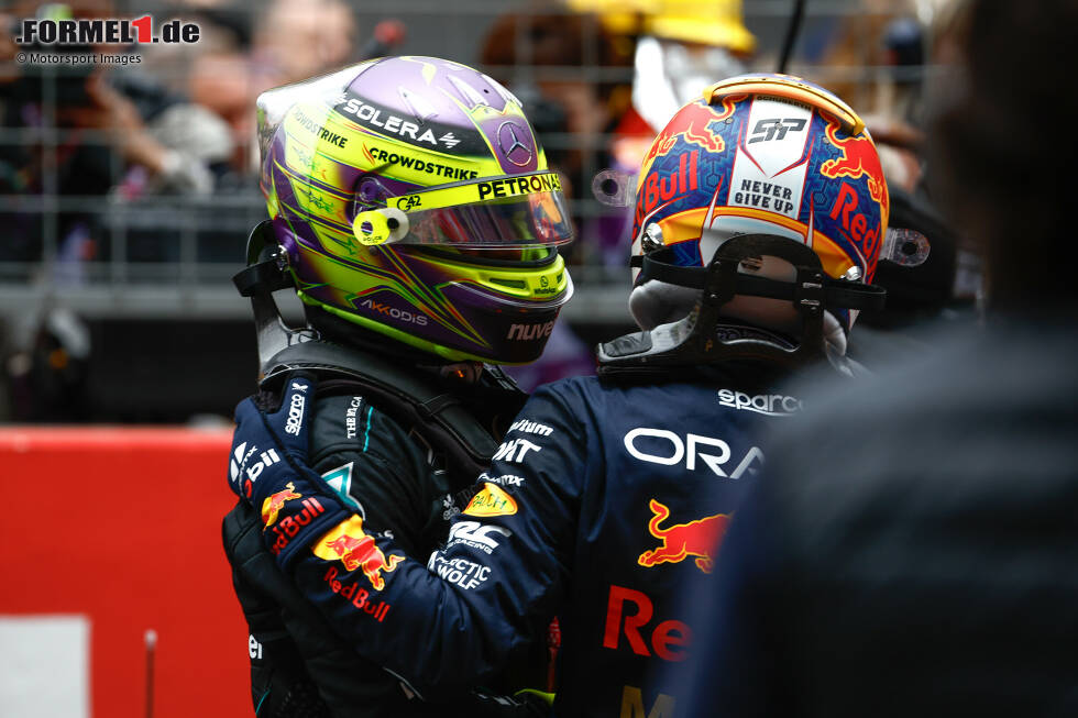 Foto zur News: Lewis Hamilton (Mercedes) und Sergio Perez (Red Bull)