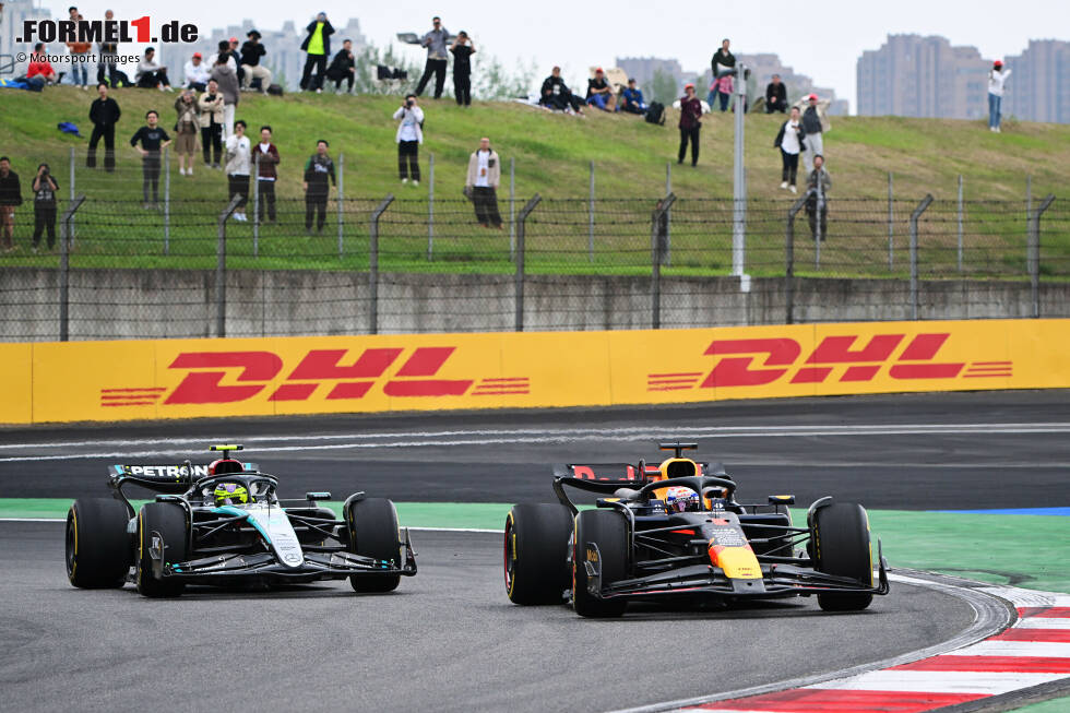 Foto zur News: Max Verstappen (Red Bull) und Lewis Hamilton (Mercedes)