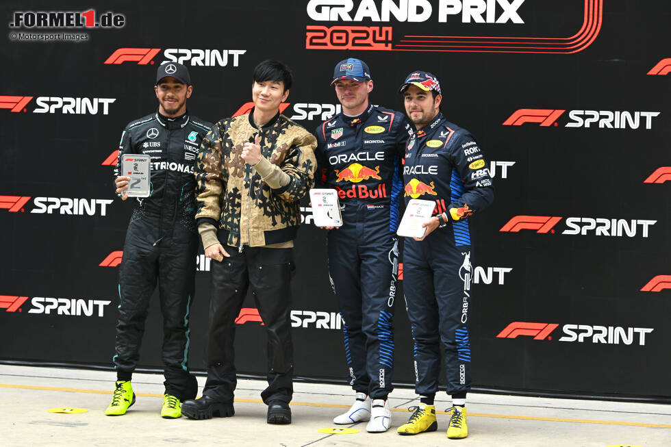 Foto zur News: Lewis Hamilton (Mercedes), Max Verstappen (Red Bull) und Sergio Perez (Red Bull)