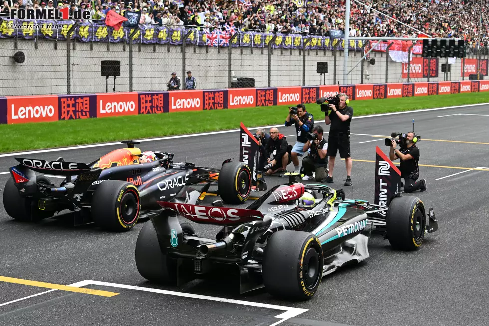 Foto zur News: Max Verstappen (Red Bull) und Lewis Hamilton (Mercedes)