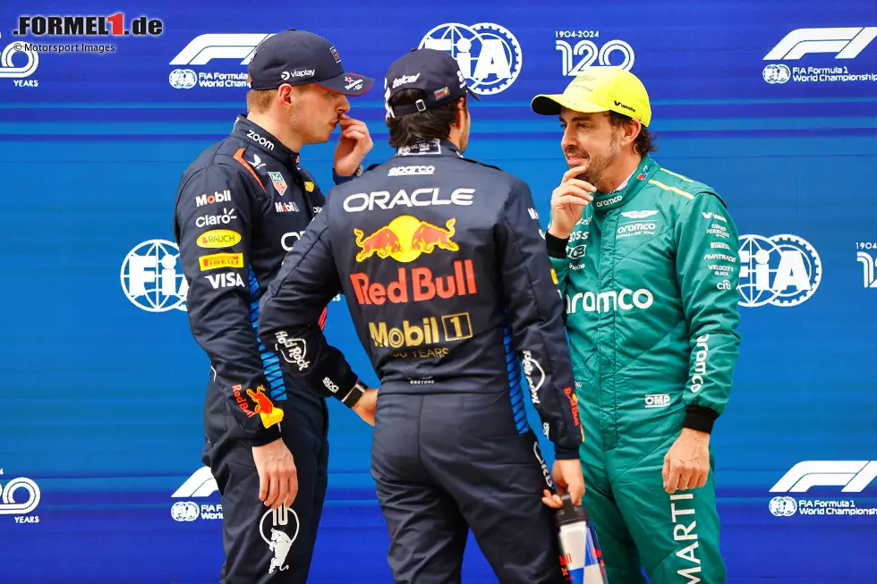 Foto zur News: Max Verstappen (Red Bull), Sergio Perez (Red Bull) und Fernando Alonso (Aston Martin)