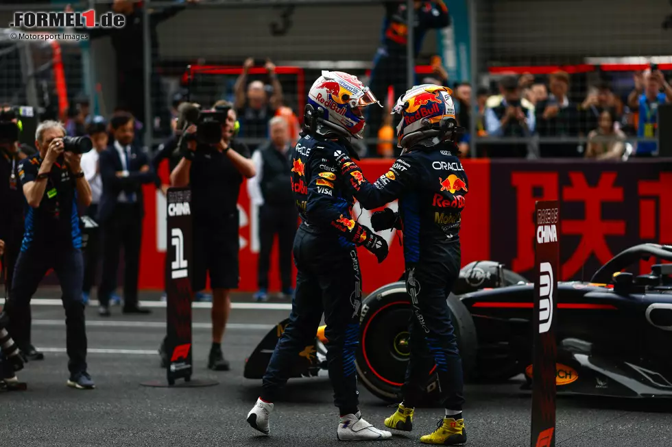 Foto zur News: Max Verstappen (Red Bull) und Sergio Perez (Red Bull)