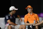 Foto zur News: Sergio Perez (Red Bull) und Oscar Piastri (McLaren)