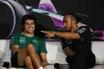 Foto zur News: Lance Stroll (Aston Martin) und Lewis Hamilton (Mercedes)