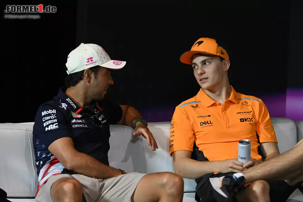 Foto zur News: Sergio Perez (Red Bull) und Oscar Piastri (McLaren)