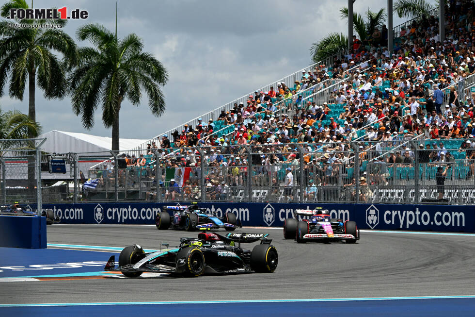 Foto zur News: Lewis Hamilton (Mercedes), Yuki Tsunoda (Racing Bulls) und Logan Sargeant (Williams)