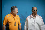 Foto zur News: Zak Brown und Lewis Hamilton (Mercedes)