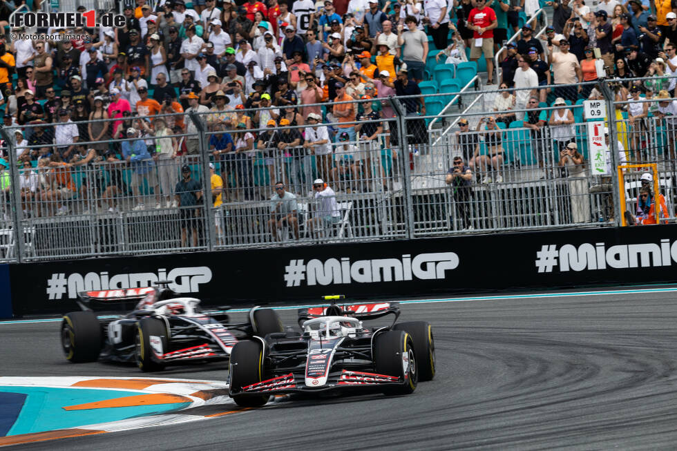 Foto zur News: Nico Hülkenberg (Haas) und Kevin Magnussen (Haas)