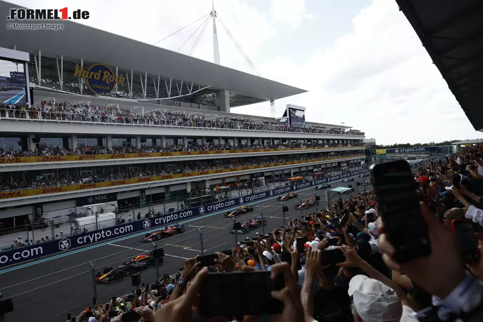 Foto zur News: Max Verstappen (Red Bull) und Charles Leclerc (Ferrari)