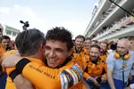 Foto zur News: Lando Norris (McLaren) und Zak Brown