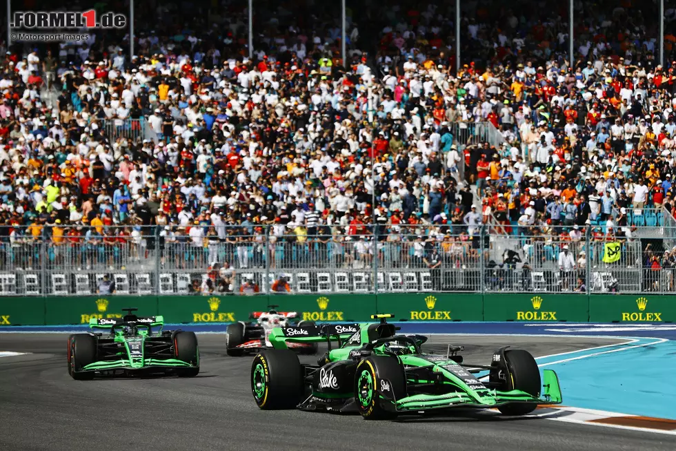 Foto zur News: Guanyu Zhou (Sauber), Valtteri Bottas (Sauber) und Kevin Magnussen (Haas)