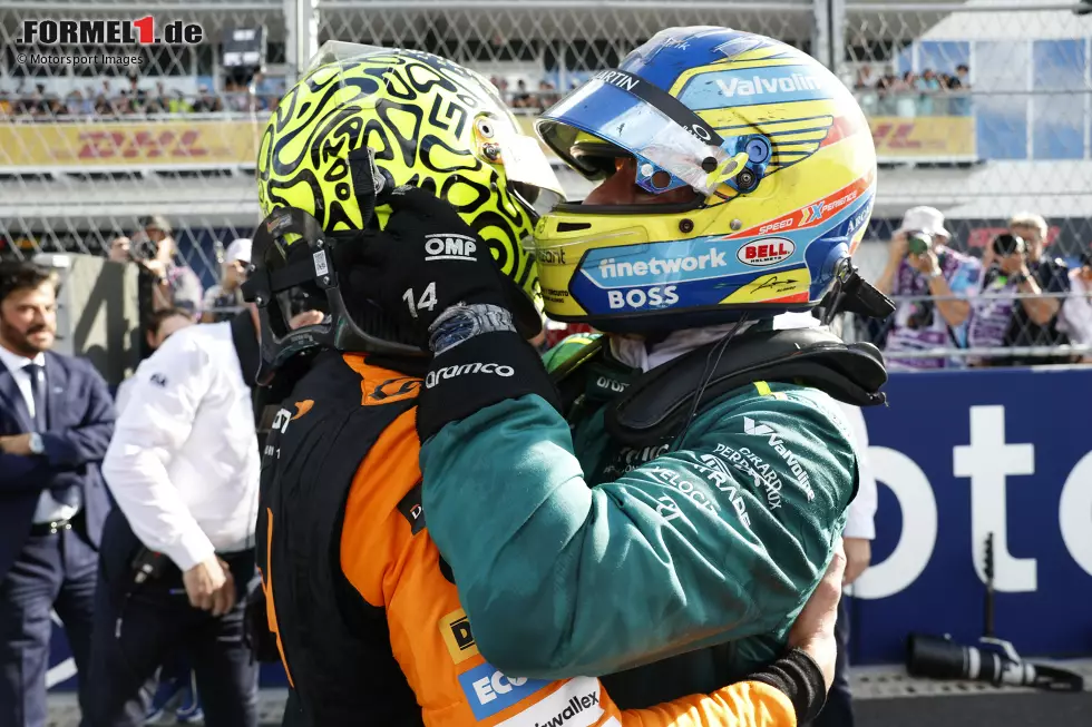 Foto zur News: Fernando Alonso (Aston Martin) und Lando Norris (McLaren)